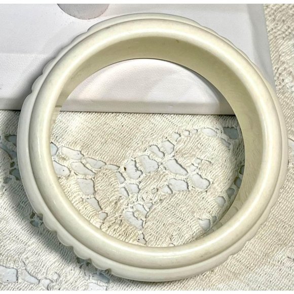 2 Carved LUCITE Textured Bangle Bracelet Women’s Jewelry - Picture 8 of 9